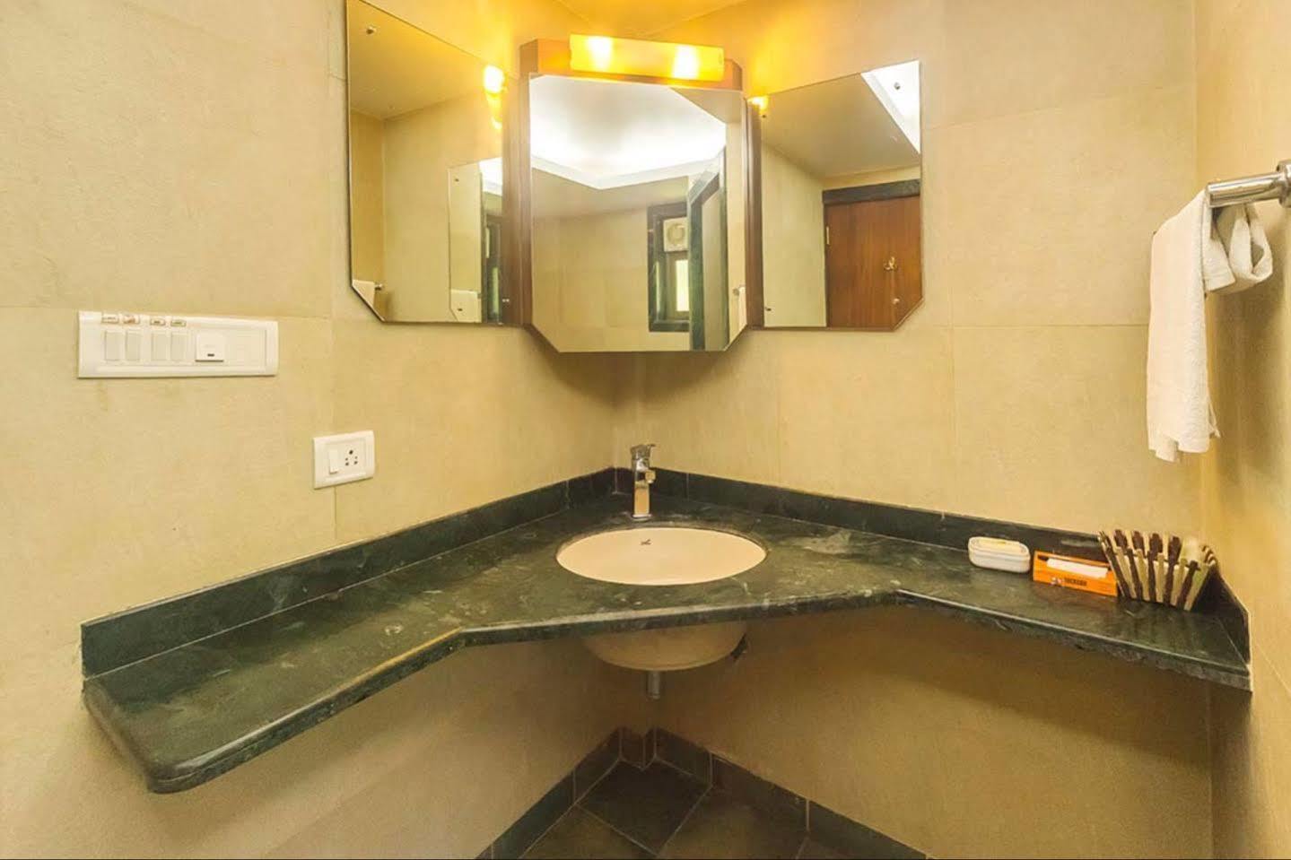 Golden Toff Resort Utan Exterior photo